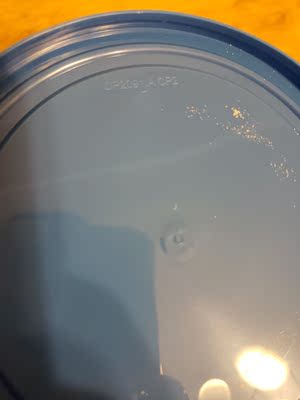 奶粉质地: 比澳洲买回来的奶粉粗 消化: 排便目前正常,但是屎从金黄变成了绿色 有效期: 有效期正常 总结: 不推荐买这个,我问过官方微博说天猫直营是他们的正品供货渠道,但是同样的东西包装有细微区别,我认,不同批次包装不同。奶粉香味也不一样,粗细也不一样,味道喝着差不多,但是溶解度就差很多气泡也多很多。我觉得就是奶粉粗细问题。同样的生产线为什么可以生产出来粗细不一样的奶粉,颜色不同味道不同你都可以说牛吃的不一样,那么粗细不可能不一样。我怀疑就是真假参着卖。 奶粉质地: 比澳洲买回来的奶粉粗 消化: 排便目前正常,但是屎从金黄变成了绿色 有效期: 有效期正常 总结: 不推荐买这个,我问过官方微博说天猫直营是他们的正品供货渠道,但是同样的东西包装有细微区别,我认,不同批次包装不同。奶粉香味也不一样,粗细也不一样,味道喝着差不多,但是溶解度就差很多气泡也多很多。我觉得就是奶粉粗细问题。同样的生产线为什么可以生产出来粗细不一样的奶粉,颜色不同味道不同你都可以说牛吃的不一样,那么粗细不可能不一样。我怀疑就是真假参着卖。