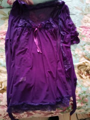 衣服穿着特别舒服，而且颜色跟图片是一模一样的，不存在任何色差，穿上也是跟舒服，谁能想到这么便宜就可以买到，我敢保证就是也是也得七八十块钱。料子一点也不硬，洗过一次，联系大家收藏她家，我是经过千挑万选才选择她家的。客服态度好，物流更是没的说。