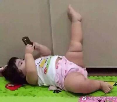 穿了两次才过来评论的，这件内衣真的不错，首先颜值好高，有点小蕾丝傍身，感觉可爱又迷人，其次，是无钢圈的，不会嘞得不舒服，虽然对夏天来说有点厚，但里面的海绵是有洞洞的，上薄下厚的穿起来不会往上跑，一起的内裤也是很优秀，男朋友很喜欢，送给他吧🙄️