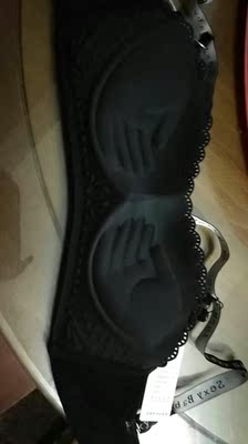 质量非常好，摸着很舒服，跟图片一模一样，无钢圈的穿着很舒服，本人也比较喜欢这样的内衣，款式耐看漂亮，颜色也是我喜欢的，值得推荐哦，舒服又无痕迹 摸着很薄很舒服 薄薄的姐妹们买内衣可以考虑一下这家哦！洗了不掉色不变形，质量特别好，穿了也不勒，内衣弹性也很好，也很满意，真心不错