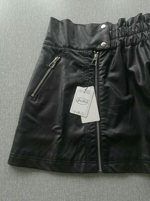 裙子穿着很舒服，百搭还很显瘦，皮质柔软，关键没有异味，物流相当快，总体很满意