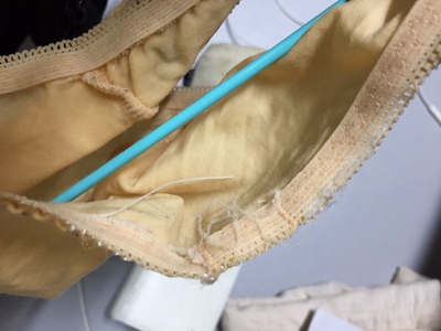 质量很不好！！！本认为古今的内衣质量好所以一次买了四件，这质量和价格完全不成正比啊！有点坑！旗舰店的衣服怎么会是这样？才洗第三次就炸线、起球，太失望了