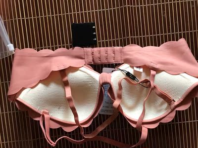 这款第二件了，上新的时候买了黑色，这次又追拍一件粉色，我平时基本都买黑白肤色，但因为看买家秀穿粉色太漂亮了，忍不住也入一件，质量一如既往的好，面料滑滑的，贴身穿舒服，双排扣的，就是送的三扣加长扣没什么用，总体还是很满意的，会继续回购。