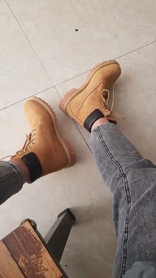 样式不错,就是有些磨脚,穿之前先跟客服商量下,处理下脚踝磨脚问题 样式不错,就是有些磨脚,穿之前先跟客服商量下,处理下脚踝磨脚问题