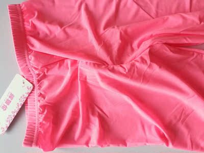 材料是冰丝的，丝滑丝滑的，弹性也不错，关键是连裤袜的设计，很独特，可以当袜子穿，还有裆部拉链的设计，很方便的哦