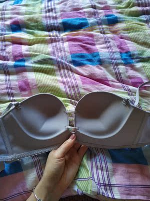 两边有点勒，穿着不是很服帖，细肩带很好。但是都是有圈的