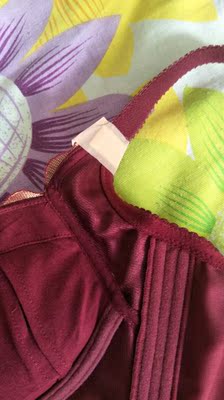 这个位置没设计好，太勒肉，两边都不舒服，磨皮肤，只好拿创口贴粘，上次买的75c款式罩杯稍微有点大，这次码子偏小就刚刚好