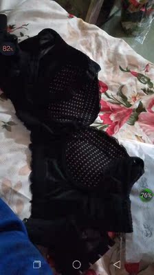 打开有一股淡淡的清香，洗过了就穿上了，还是很舒服的，聚拢效果很好