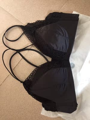 在靓靓胖大仙直播间买的，款式很漂亮，一直担心质量，直到收货后可以大大放心了，虽然中间出点小插曲，但客服售后很好，也很耐心的解答，内衣还有有点小线头的，强迫症的我不管买任何衣服内衣底裤都会先剪掉线头然洗洗再穿，海绵垫的厚度很适合夏天穿，薄厚刚刚好，聚拢但不是很提杯毕竟是细肩带的，总之很满意！