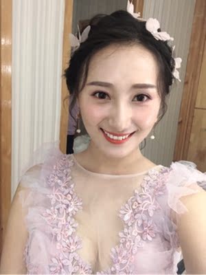 硅胶内衣真的很好，刚开始还在担心质量会不会很差那种，但是收到之后，质量真的很好，推荐购买，而且胸贴的形状也非常好，粘性巨大，不会害怕掉下来 ，聚拢效果很好，按照方法试了几次完美穿上，穿起来胸型很不错，非常好用，我买东西超挑剔，这次能买到这么满意的，很愉快的一次购物！准备再入手一个，哈哈哈