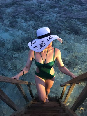 只想说，美到不像话！特别显身材，颜色饱和度也很高