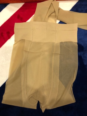 裤袜晶莹透明，薄如蝉翼，手感细腻柔软滑，，色泽均匀，做工精细，弹性大，，价格实惠，祝卖家生意兴隆！ 