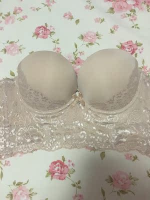 为了参加婚礼穿礼服特意买的。试穿了一下,拢胸效果还可以,而且是在无肩带的情况下,不会掉。质量也还可以,做工也很精细,送了背扣和两副肩带!还会继续关注! 为了参加婚礼穿礼服特意买的。试穿了一下,拢胸效果还可以,而且是在无肩带的情况下,不会掉。质量也还可以,做工也很精细,送了背扣和两副肩带!还会继续关注!