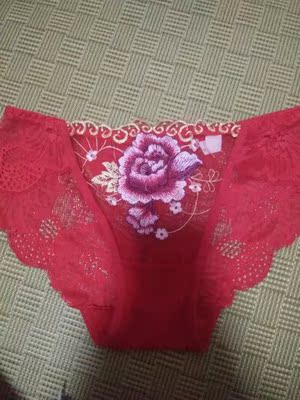 很漂亮朝霞中，女儿搀扶着妈妈，一起去上学；   夕阳里，妈妈拉着女儿手，慢慢走回家；   讲台上，女儿上课精神饱满，滔滔不绝；   孤灯下，妈妈心疼看着她备课、改作业。    这就是四川省巴中市平昌县镇龙小学烟灯村小主任陈芳芳的日常生活。   父亲去世，母亲病重，弟弟正在上大学，家庭的重担落在了这个24岁小姑娘的肩上。