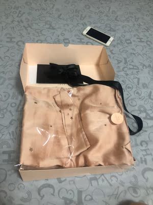 衣服很美，料子包装都很高大尚。很愉快的一次购物。还会再来