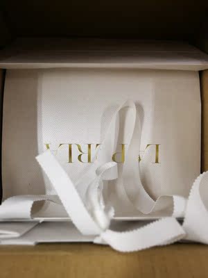 包装可以说是蛮奢华的了  内衣还行吧  这件不是聚拢的  穿起来大概就是无托摸胸的感觉  下面那一圈是棉的 肩带也是 不知道抗不抗造?