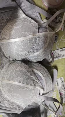 感觉润微的内衣，真的不错，好看，还舒服， 这是一个好评模板，不要看了下面都是废话。因为本仙女很懒不想每个宝贝都写好评所以才模仿网友的好评模板，但是这个宝贝不管是质量还是款式都是本仙女喜欢的如果不喜欢本仙女收到会很生气然后这个模板就会变成各种喋喋不体的吐槽，自然不会撒下这个好评给各位淘友一个参考。本宝贝还是极好的，来自一位懒省事的只爱购物不爱写评论只想换积分的仙女