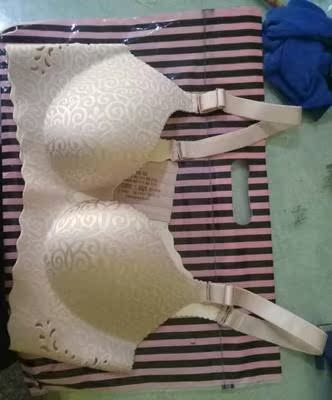 内衣套装收到了  包装完好无损  面料摸着滑滑的 很柔软  聚胸效果很好  小胸也聚胸  无钢圈无拘束  穿着舒服     满意