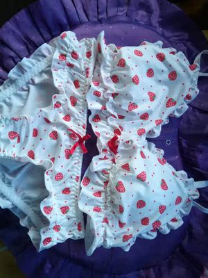 衣衣收到，特别好看，手感也很柔软，外面的面料是弹力布，想类似游泳衣的布料，贴着皮肤的地方是棉的，比较舒适，洗了不掉色。等穿的好了再来回购