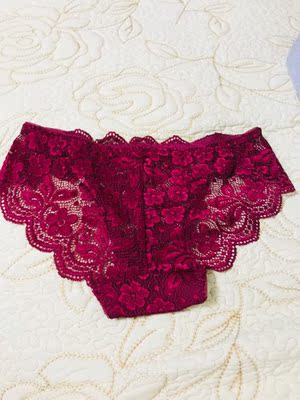 东西收到了，和图片里面描述的一模一样，质量非常好，面料很亲肤，颜色也很正，更重要的是款式和蕾丝是我喜欢的。夏天穿很舒服，透气不闷热，非常满意的一次购物，祝老板生意兴隆，以后还会一直关注的。大爱。