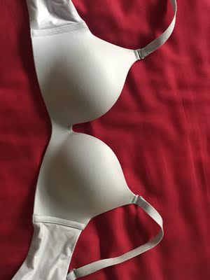 第一次在华歌尔天猫旗舰店买内衣，虽然不是专柜同款，但质量和款型也是很好的，以前店里号穿75a，这款买了75b，穿上也很合身，聚拢效果很好，属于中等厚度，秋冬穿正好。