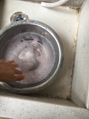 第一次清洗有些浮色，不过还可以，比较柔软，穿上很性感，面料也比较柔软，很舒服。夹裆情况偶尔出现，不会很难受，总之不错！比实体店便宜。这个颜色很好看！