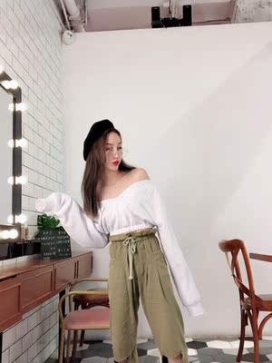 我相对来说比较喜欢这种风格的衣服.因为比较欧美一点.其实现在穿也合适.露肩短款.十分