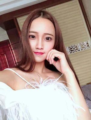 粘性很好！给其他要买的美女一个建议，就是穿戴的时候把胸贴往两边多弄下聚拢效果会更加好哦，穿好了真的非常非常聚拢。然后穿戴之前要保持胸部干燥，这样的话粘性更好！已经不是第一次买了，一直用着好，没有刺激性味道，柔软舒适。四季都可以用，而且不变形。粘性好 聚拢效果也不错 朋友看了都说好 都跟我要链接呢 非常满意的一次购物  下次还回光顾的。非常好的一款内衣。粘性很不错！真的