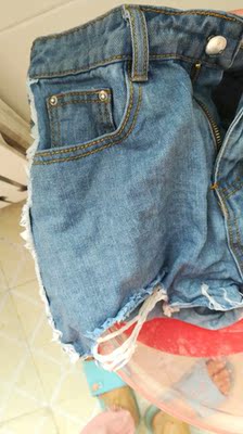 衣服质量没得说,洗了也不褪色,穿着显得腿又细又长,很满意,以后我还回来买的,在淘宝上买衣服讲究的就是质量和效果,不容易买到很喜欢的,但是这件我很喜欢,谢谢卖家了😜。 衣服质量没得说,洗了也不褪色,穿着显得腿又细又长,很满意,以后我还回来买的,在淘宝上买衣服讲究的就是质量和效果,不容易买到很喜欢的,但是这件我很喜欢,谢谢卖家了😜。