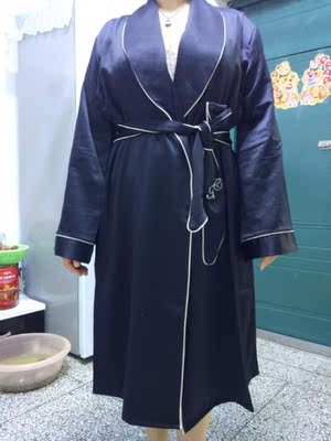 活动半价到手的。好喜欢这个款，结果一到家就被阿姨看上拿去了😂&hellip;&hellip;看来我是要再来一件粉色的咯。再说回睡袍，料子滑滑的，现在穿正合适。总之，喜欢得不得了！也推荐各位mm买咯，看上不用再犹豫哈&hellip;