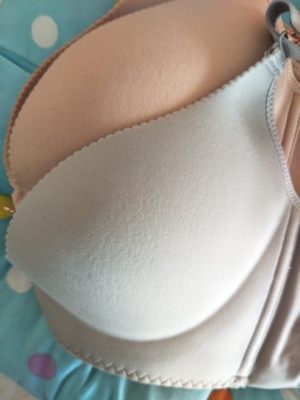 这个内衣真的太好了，穿在身上很舒服，聚拢效果也很好。比我之前买的都好看，漂亮。美美哒。穿衣服胸型都出来了。真的很值得购买，这个价格很值。