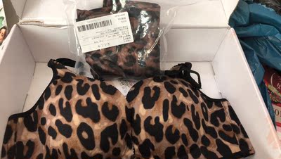 颜色好美，经常网购，总有大量的包裹收，有很多的评语要写！ 但是，总是写评语花掉了我大量的时间和精力！ 回头想想，我花了钱了，还要我花这么多的时间和精力来写评语是不是很不划算？ 所以在一段时间里，我总是不去评价或者随便写写！ 但是，我又总是觉得好像有点对不住那些辛苦工作的卖家客服、仓管、老板。 于是我写下了一小段话，给我觉得能拿到我五星好评的卖家的宝贝评价里面以示感谢和尊敬！ 首先，宝贝是性价比很高的，我每次都会先试用再评价的，虽然宝贝不一定是最好的，但在同等的价位里面绝对是表现最棒的，谢谢店家，爱你哦！