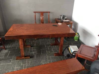 特别厚重有质感，实木的就是不一样啊，本来担心和装修会不会不搭，意外还挺和谐的，不错不错