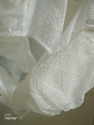 非常非常好很漂亮，一眼就看中了，没有失望。质量也非常好，内裤也很漂亮。价格也不贵，比商场里面上千的内衣都好看。以后买内衣我要常来逛逛。