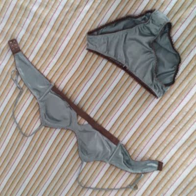 唯一美中不足的就是，感觉罩杯的面积有点小嗳。 听说好评必须85字？不然没有积分？那么问题来了，怎么样才可以达到85字呢？这个问题在我的脑海里久久不去。马云爸爸怎么可以这样欺负我？不给我买冰阔洛也就算了，还让我一个二年级的小学生评论一定要写85字，哼！好过分啊，一定要记在小本本上！￣へ￣