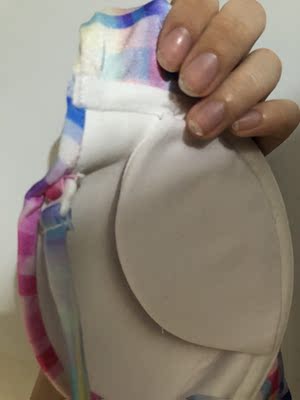 店家包裝很好，貨物沒有任何損壞或是破爛，非常的好！ 物流也是非常快，很快就發貨，很快就收到唷！  在店亂買了幾套，貨品跟圖片完全一樣，沒有色差，顏色好美美？沒有任何其他徧差！非常值得，非常滿意和喜歡！  今次是為了去日本韓國澳洲旅行的，到沙灘跟水上活動，拍照很美，才會來買吧，希望旅行的照片也會美美的，下一次旅行也會上來看看有沒有喜歡的款，我會再買。  拆開了發現的質量都很好的，試穿了也很合身，胸墊厚的，而且又可以拿出來的，不錯，穿上了非常顯胸，本人就平胸吧～也看到出有一點點的胸部，值得我下一次有空也會再來買吧！剛好遇到有優惠，非常平宜！我就打算給你們店好評，這個沒有五星吧！  但是唯獨這一個的質量就不太好，打開發現其中一邊的胸墊有壓紋，穿上不是非常貼胸，另一個沒有壓紋就貼胸沒有空杯的！