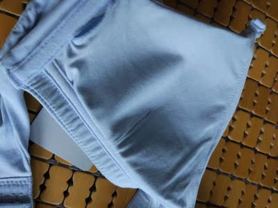 内衣还好看起来没什么问题，触感也很舒服，包装很用心，就买了一件内衣还送了个袋子，还有手写的问候🙃下水后垫片有刺激性气味，不知道有没有毒啊