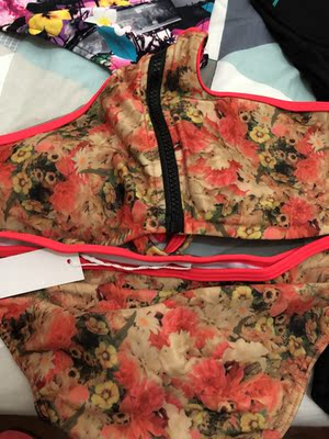 穿上身很顯身材 性感又特別 很喜歡呢 質料也舒服