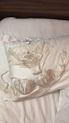 冲着颜值来,被质量感动。抱着试试的心态买了一套。没让我失望,不但好看,重要的是不勒胸,没想到舒适度这么高。以后内衣就它家了。 冲着颜值来,被质量感动。抱着试试的心态买了一套。没让我失望,不但好看,重要的是不勒胸,没想到舒适度这么高。以后内衣就它家了。