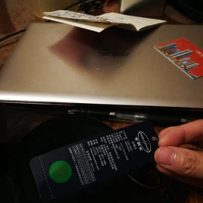 这件吊牌怪怪的，像手动挂上去的，确认收货了，没法退，心里阴影面积挺大，客服不回复