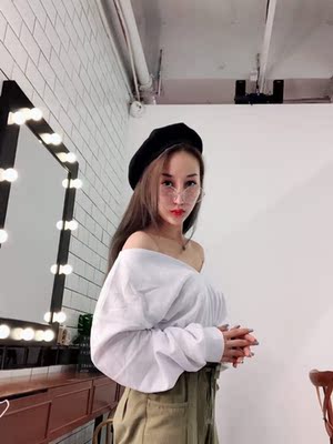 我相对来说比较喜欢这种风格的衣服.因为比较欧美一点.其实现在穿也合适.露肩短款.十分