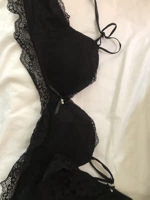 很漂亮很感性的一套内衣 试穿了 很聚拢 老板人也很好 祝生意兴隆