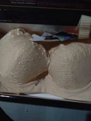 第一眼就很喜欢，卖家还送了一盒扎头发的，感谢(❁&acute;&omega;`❁)  只是有点小后悔还是该买四扣的  三扣的后面穿上不是很理想，总之很满意