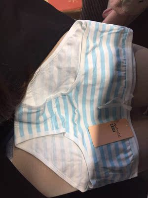 还没穿,但是颜色和样子挺喜欢的,摸着也很舒服,不知道会不会变形,穿的好的话会回购。 还没穿,但是颜色和样子挺喜欢的,摸着也很舒服,不知道会不会变形,穿的好的话会回购。