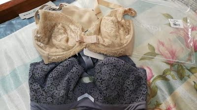 手感和背带的弹性都是肉色那件比较好，深蓝色这件感觉就有点偏小，会紧，总体还是不错的