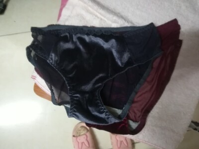 内衣很不错，刚开始是舍友推荐给我的，看了一眼就很喜欢，一直在纠结灰色和红色，最后把两个颜色都买了，收到包裹以后回来试了试，很不错，有点点小性感，穿C70的很合适，可是内裤稍微大了点，对比了一下灰色的内裤刚合适，红色的就大很多，但是内衣很喜欢，内裤就没关系啦