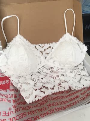 本来不抱幻想能有多好穿的，今天到货试了一下，零束缚，超级喜欢，包装也是纸盒包装一点都没挤压它，很满意，很漂亮的小内衣👙