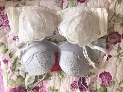 朋友介绍的店铺 测量后对照尺码表选的尺寸 比以前穿的大一个杯 感觉这款比较稍微偏小一点  试穿效果蛮不错