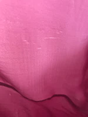 抱着相信的态度第二次购买，穿了两天就这样了，母亲节礼物，实在太失望。卖家居然不承认是质量问题，说是丝质移位，忽悠谁呢？不推荐！估计过几天就穿不了了。