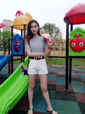 买这条裤子的时候很是期待，先是担心码数不合，质量不好，收到裤子的时候第一时间打开试了试，很合适，码数拍错了很麻烦，很幸庆这次购物这么成功，裤子质量我也很喜欢，版型不错也不透，白色是夏天必备的百搭款，搭什么衣服都好看，淘宝几年这款裤子确实让我觉得很不错，所以想买的宝宝可以大胆放心买，绝对物超所值～～～～～～因为喜欢这款裤子，也是头一次评价这么多